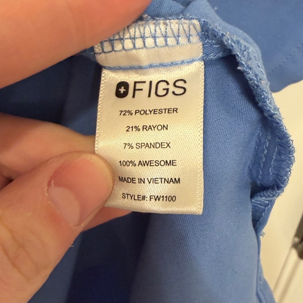 FIGS Casma 3 Pocket Scrub Top in Ceil Blue - Picture 5 of 6